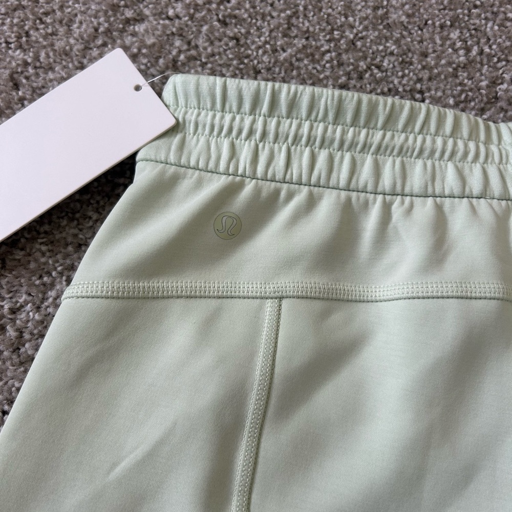 Lululemon Softstreme HR Short 4” size 6 in kohlrabi green - Picture 3 of 4